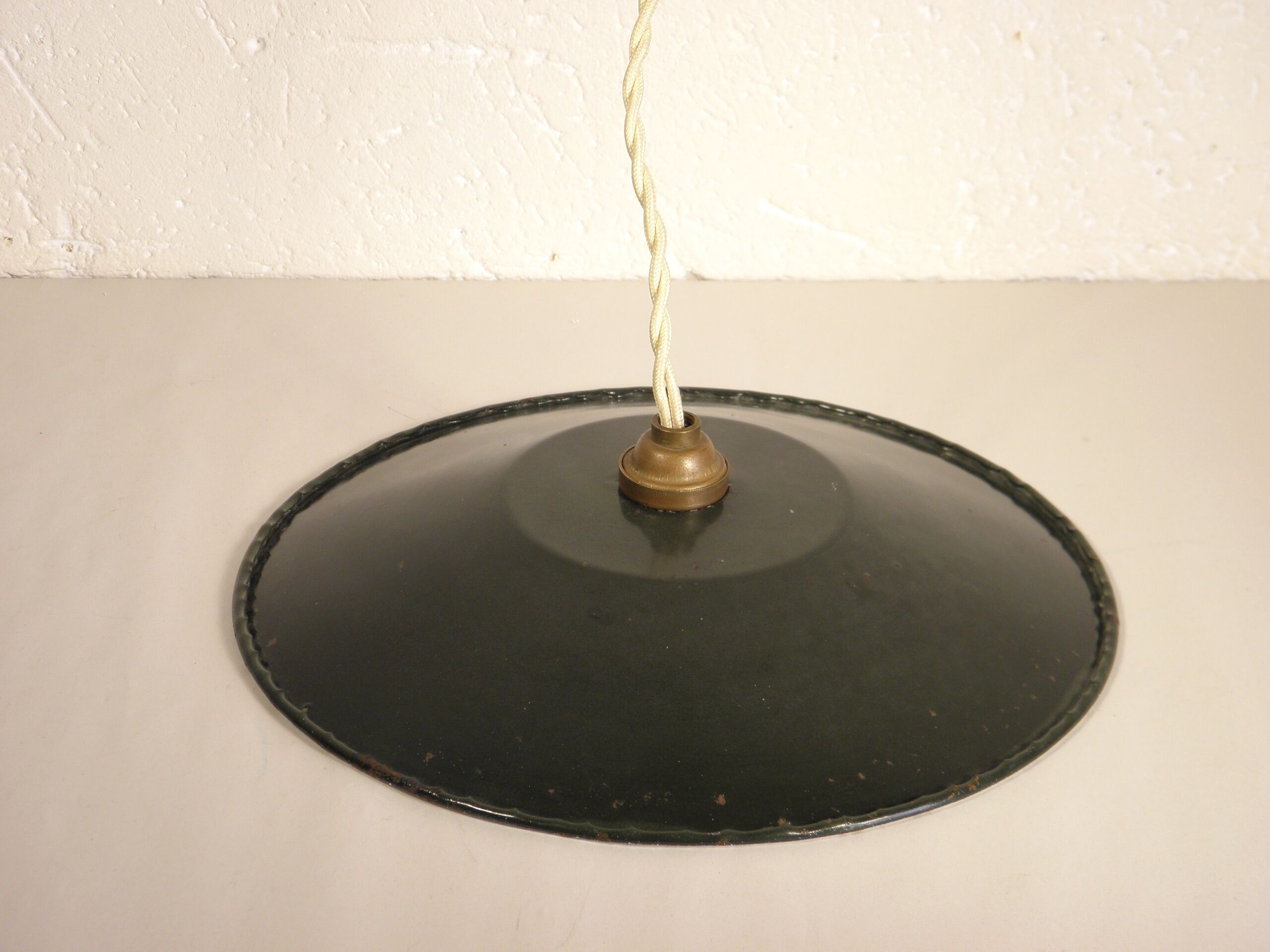 Enamelled sheet metal suspension