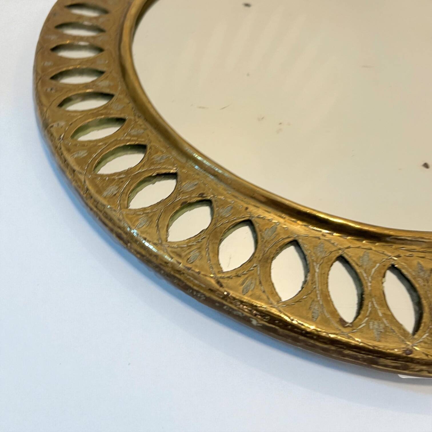 Round Moroccan mirror in openwork chiseled brass - vintage mirror 32 cm