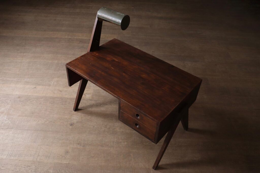 Bureau Pierre Jeanneret avec lampe intégrée, Chandigarh, années 1950