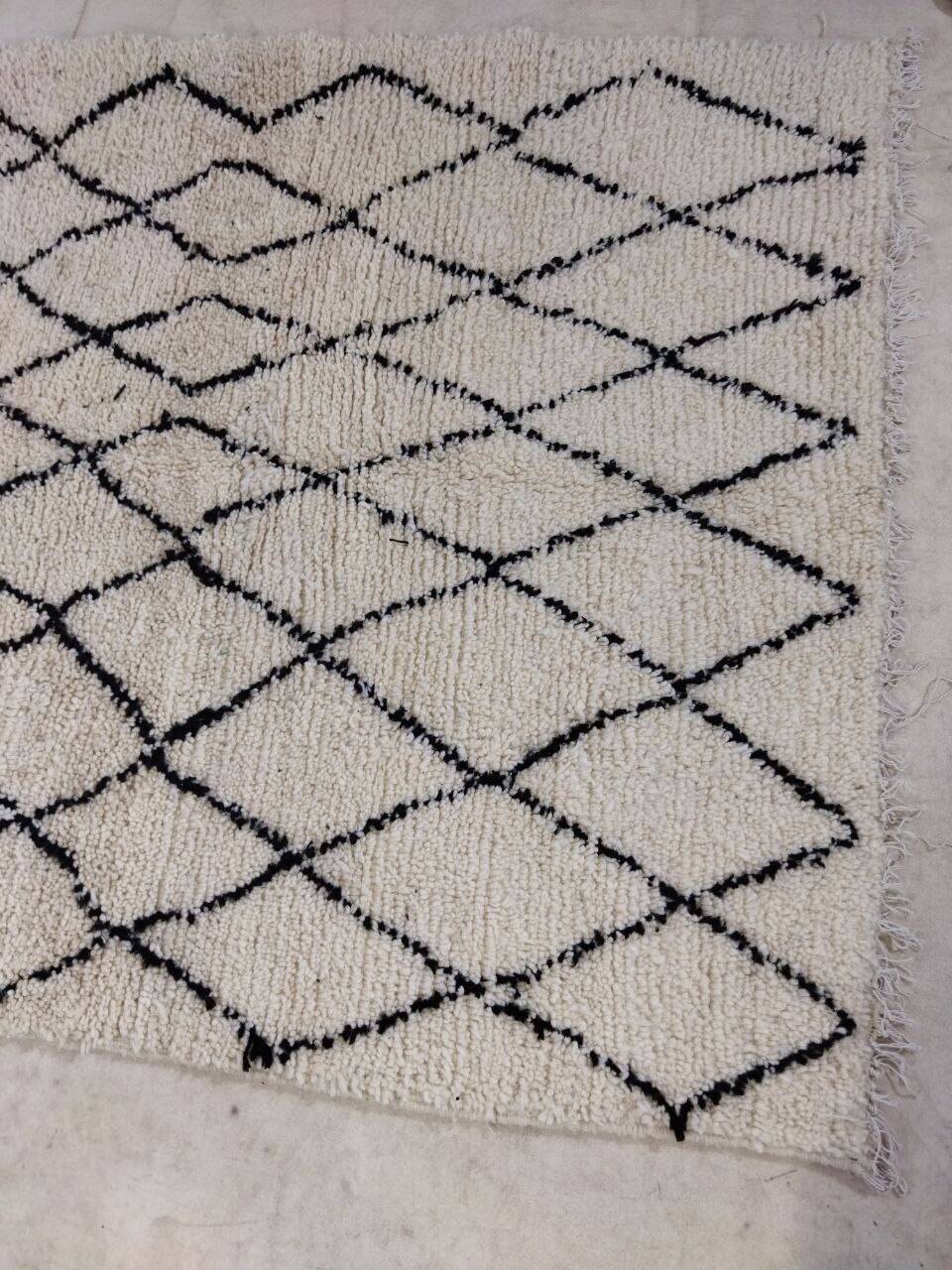 Handmade moroccan berber rug 255 x 150 cm