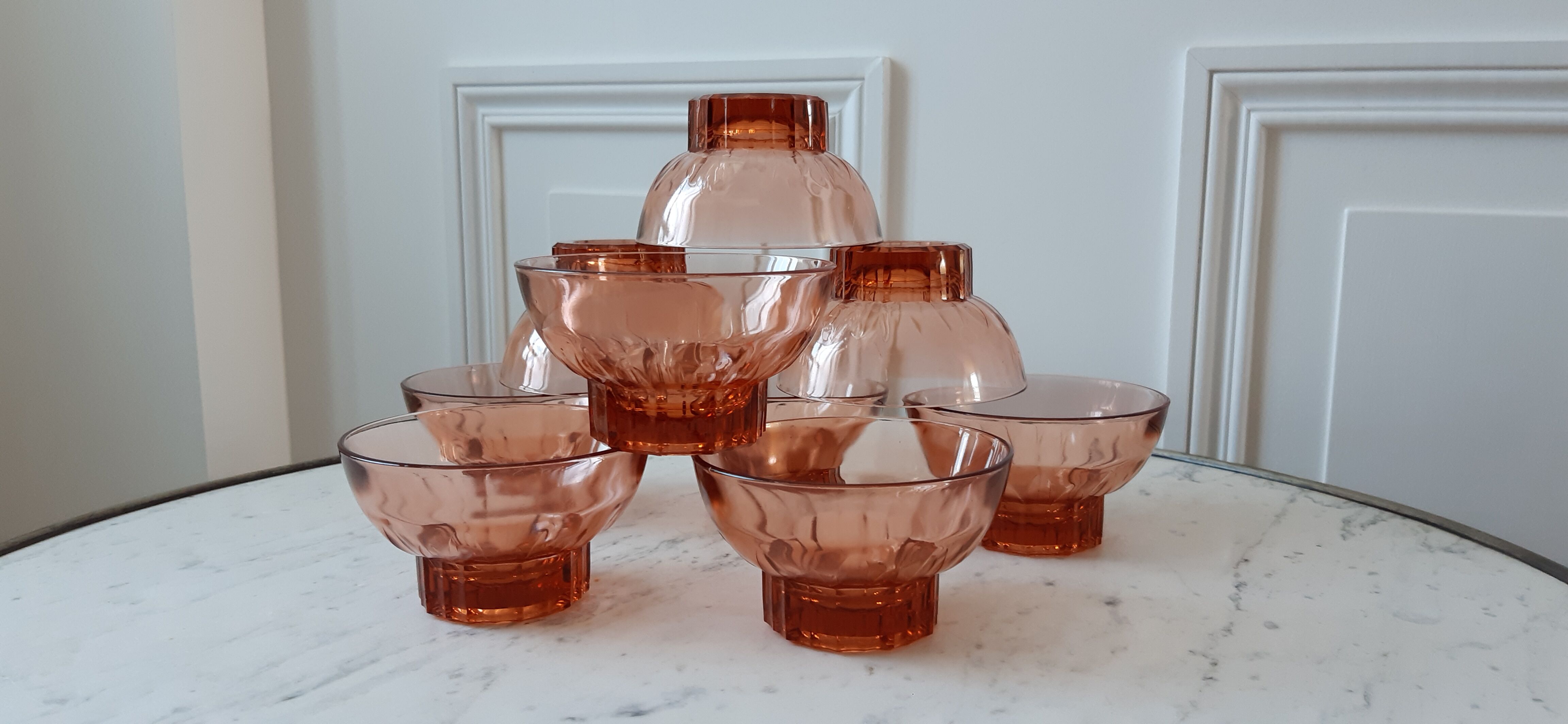 Set of 9 glasses of pink art deco glass champagne