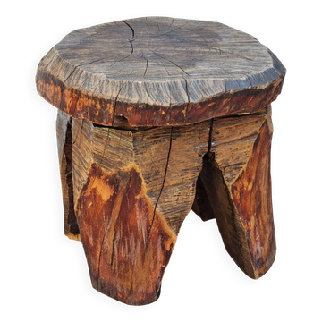 Tabouret brutaliste en bois massif