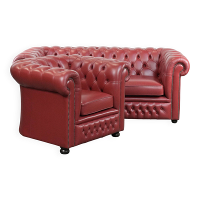 Ensemble composé d'un canapé Chesterfield en cuir de vache anglais et d'un fauteuil assorti.