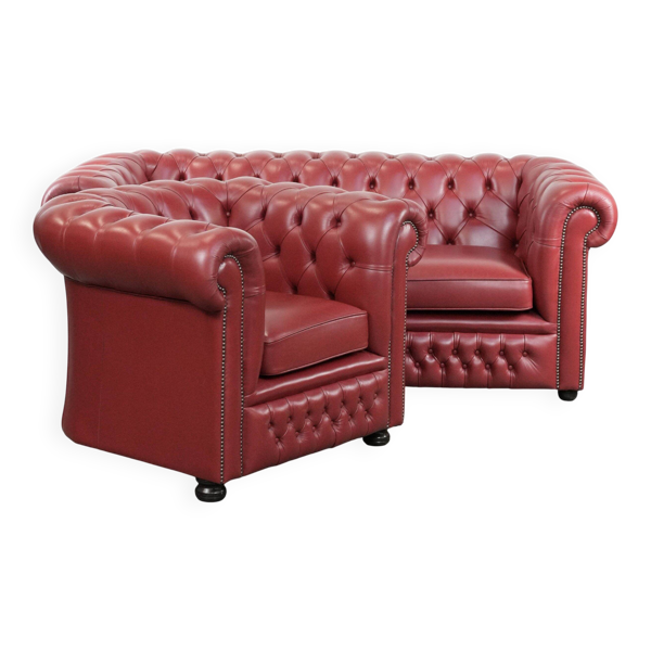 Ensemble composé d'un canapé Chesterfield en cuir de vache anglais et d'un fauteuil assorti.