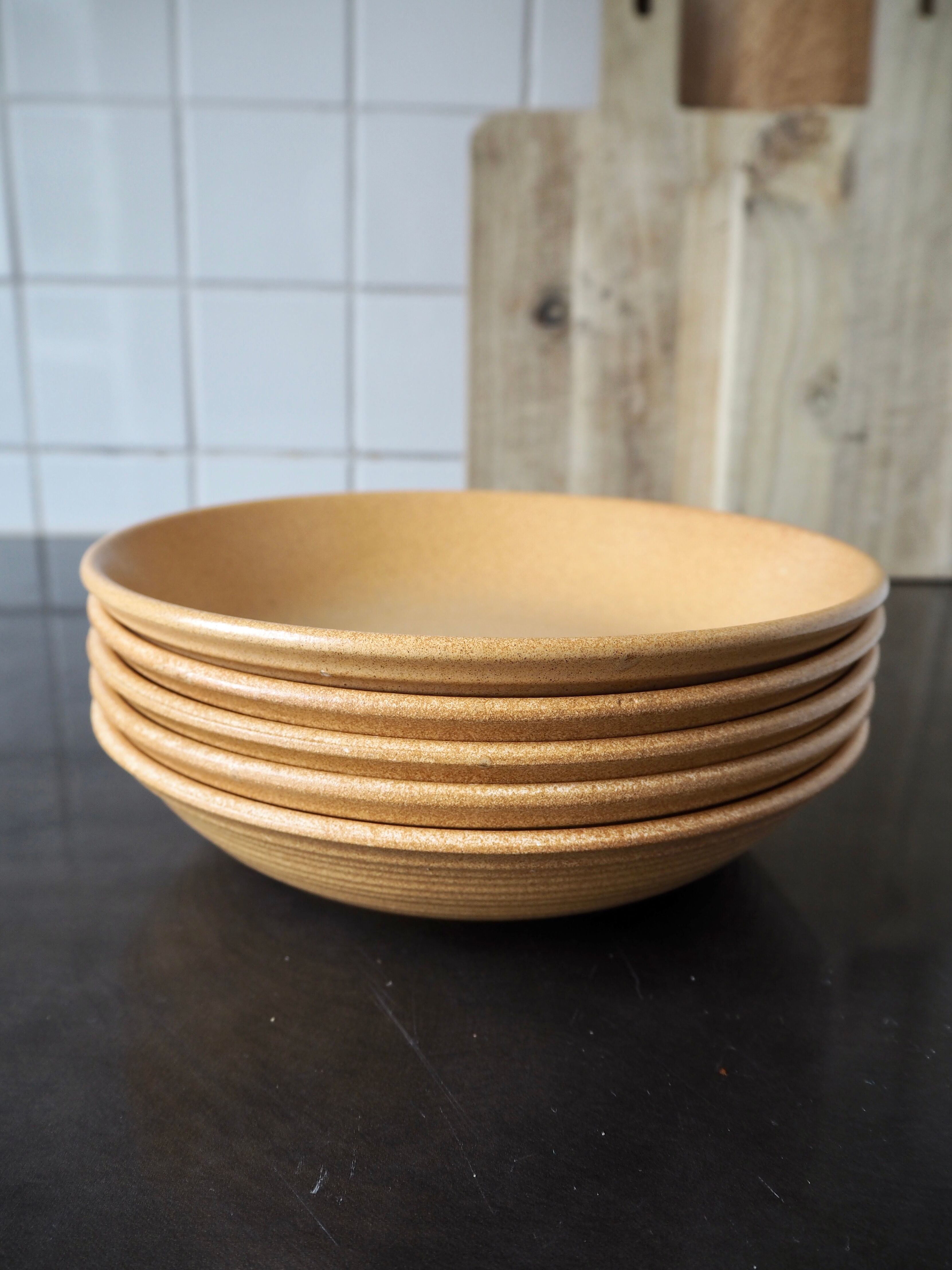 Set of 5 hollow ceramic plates sandstone effect