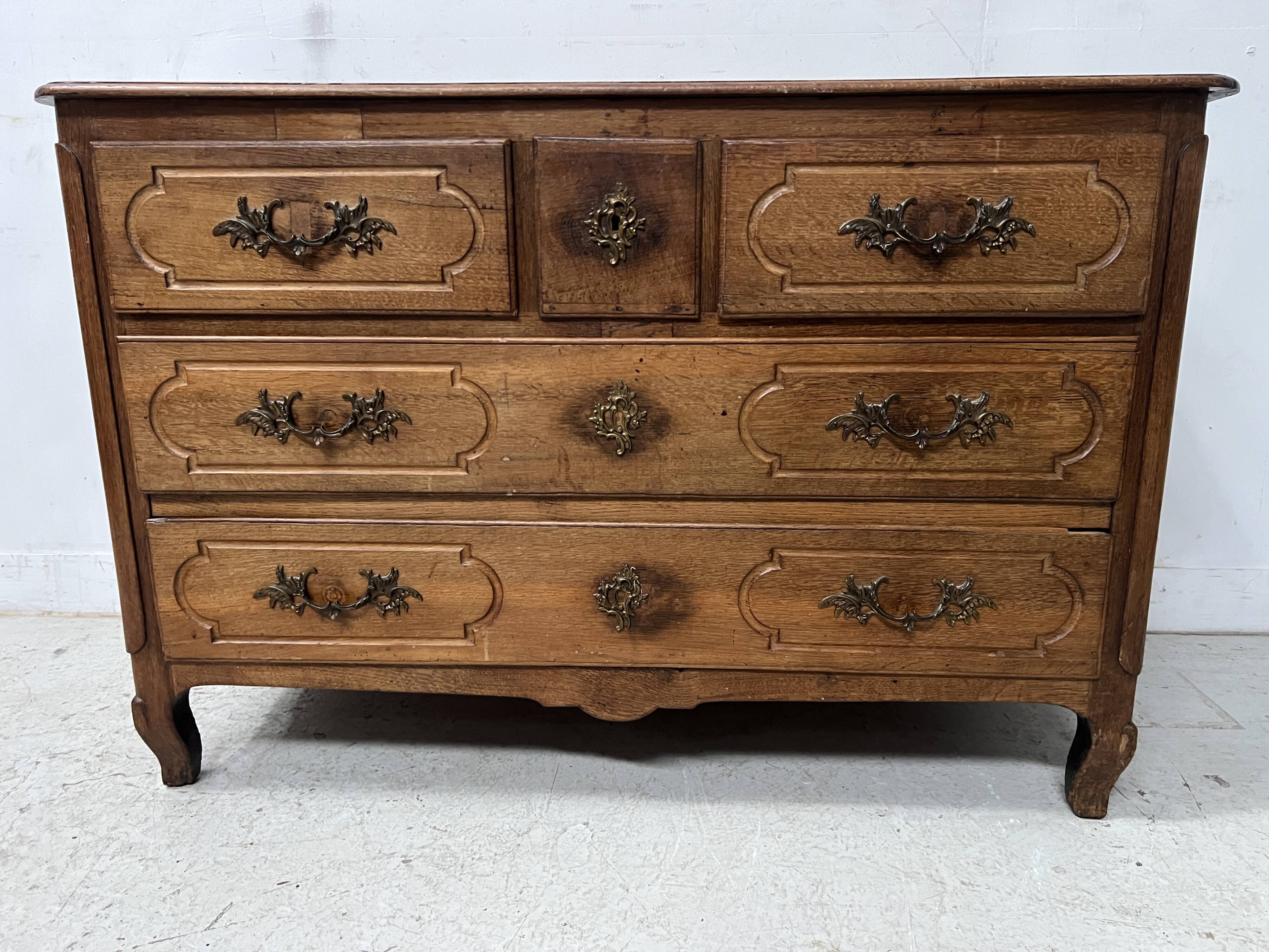 Commode Louis XV en chêne massif du XVIII siècle
