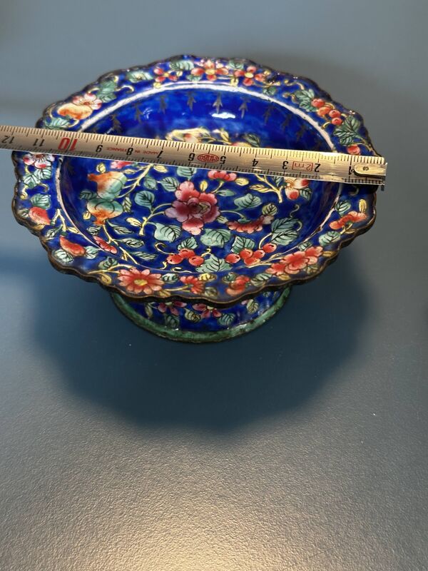 Paire de coupes sur piédouche en émail de Canton–Chine–décor floral- F