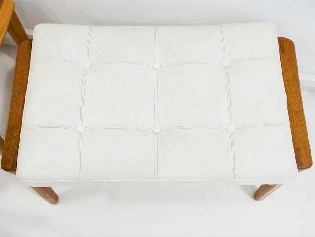Paire d'ottomans tapissés en teck et cuir blanc