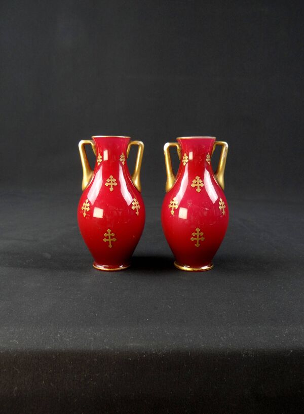 Paire de vases balustre en cristal de Baccarat à décor en croix de Lorraine