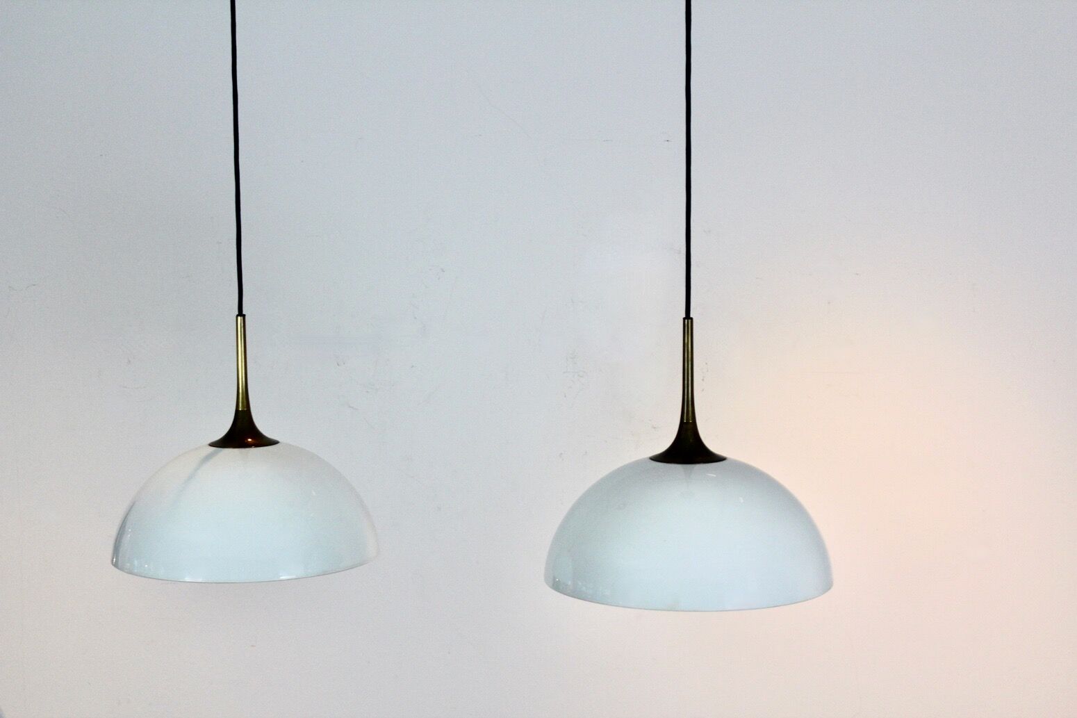 Paire de suspensions en laiton et verre opale blanc par Florian Schulz