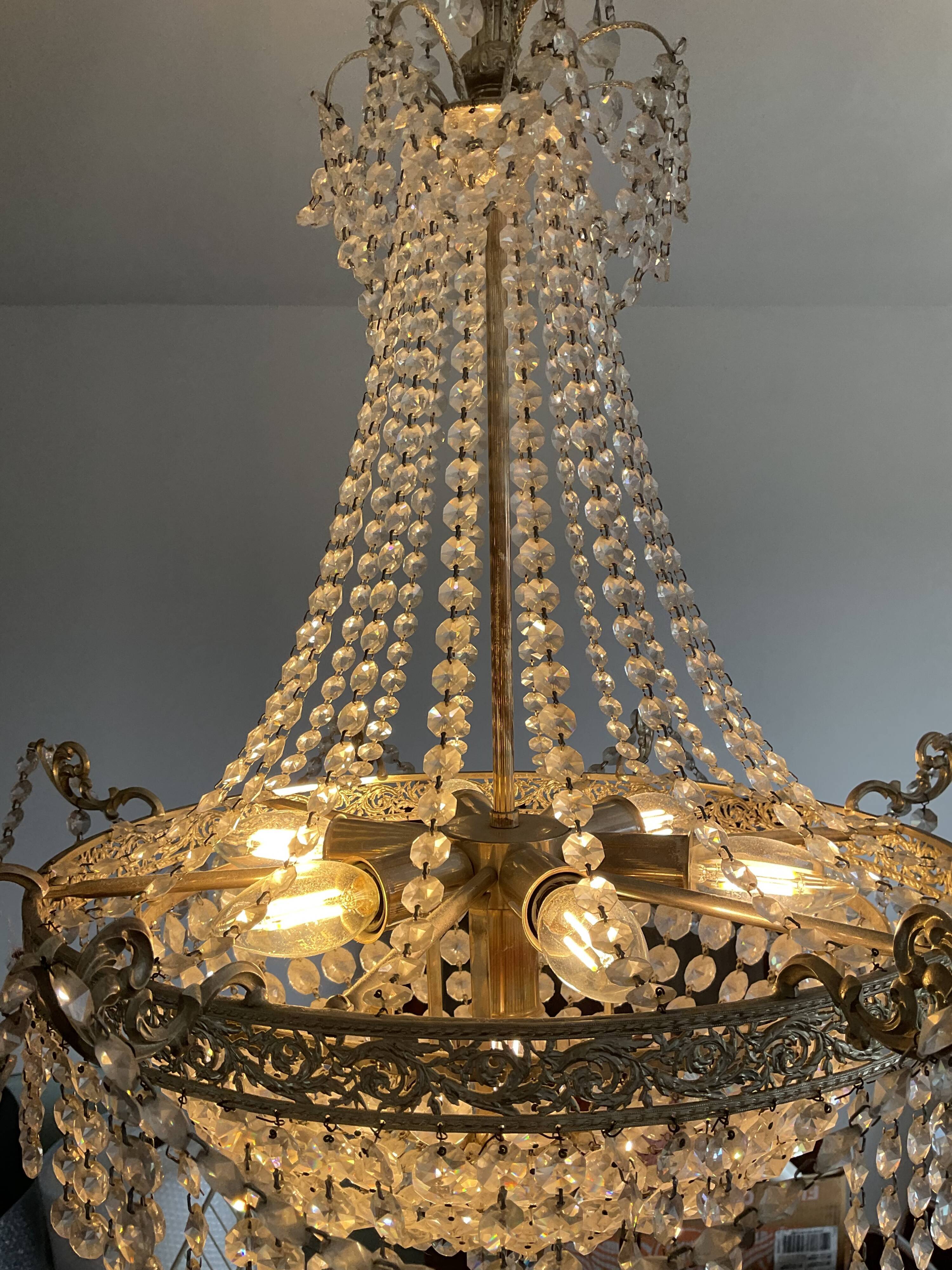 Balloon chandelier in brass and crystal grapevines