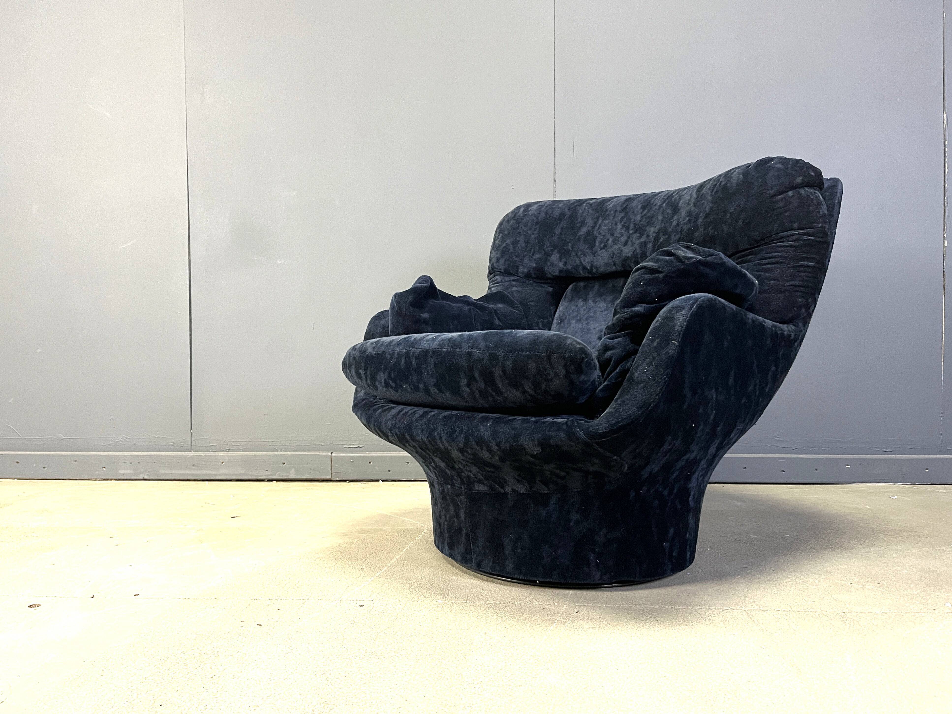 Blue velvet lounge chair 'Karate' by Michel Cadestin, France 1970s