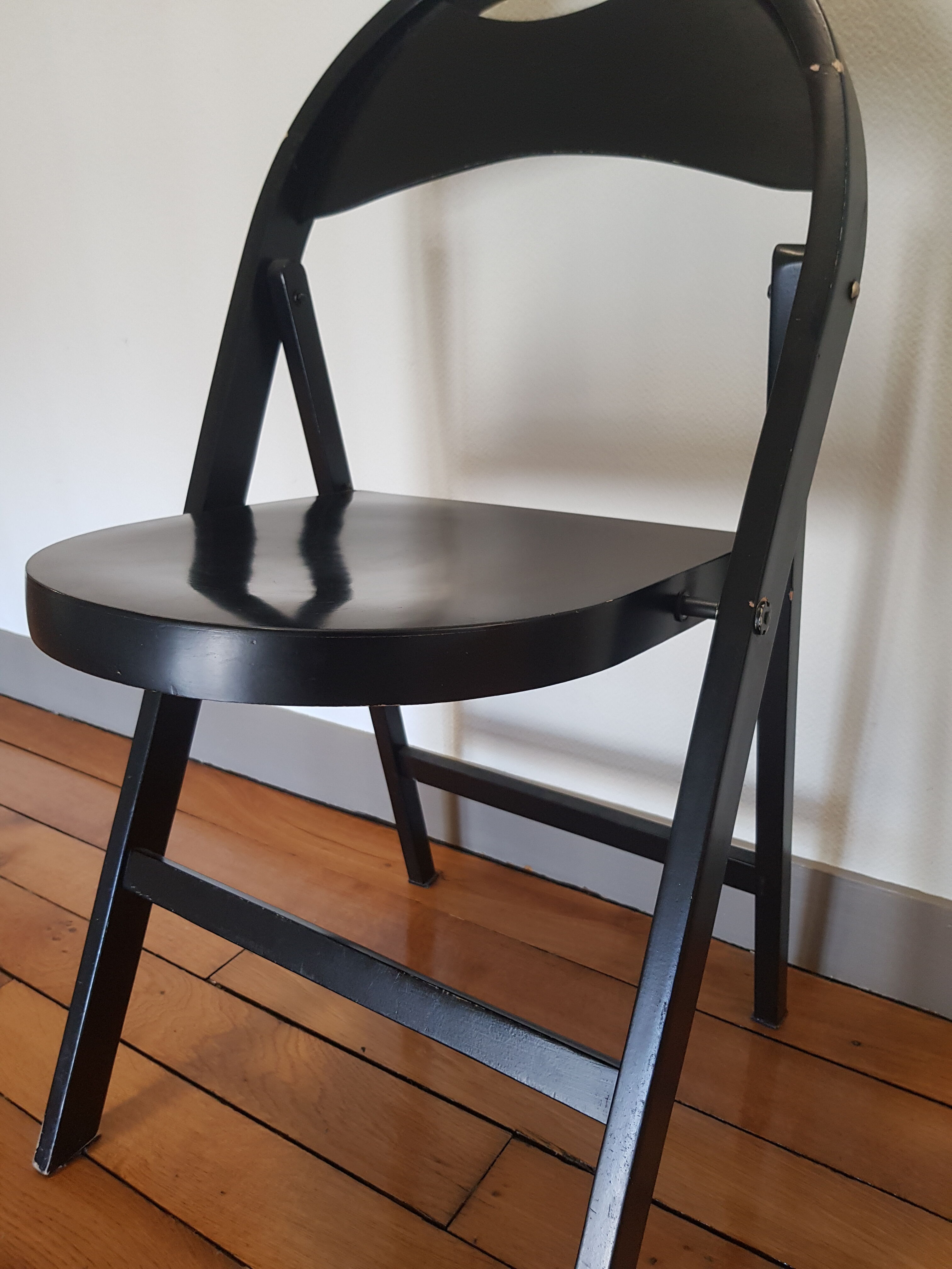 Black tuna and b751 folding chair