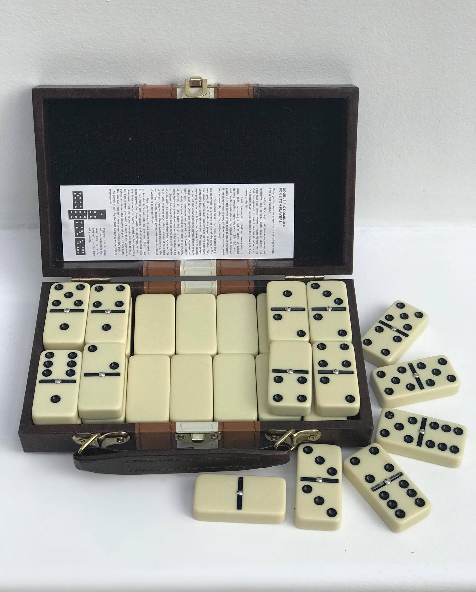 Game of dominos vintage compact travel