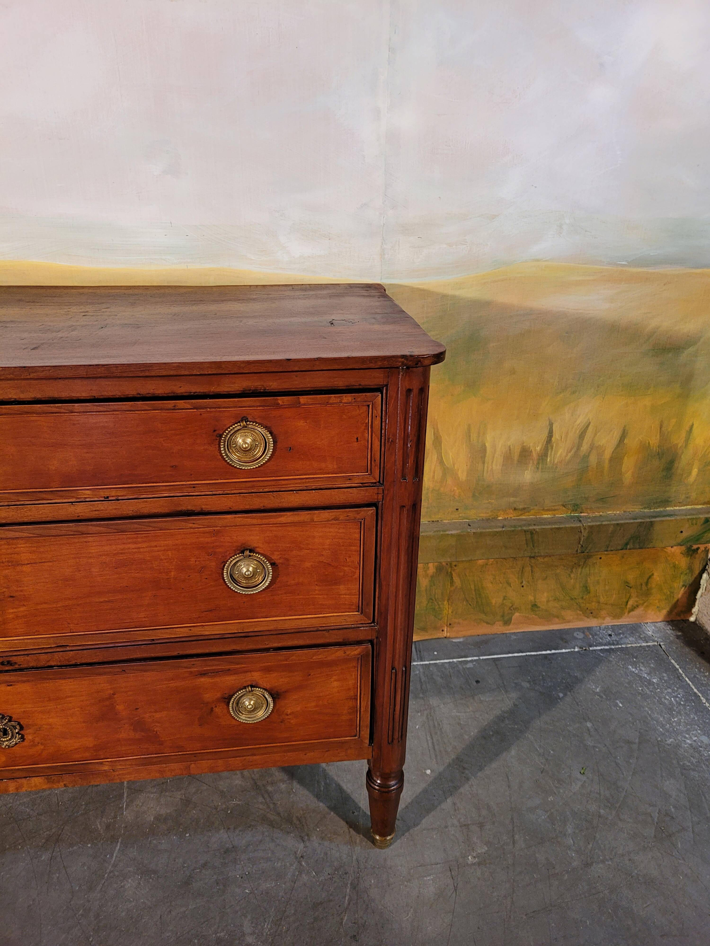 Petite commode époque Louis XVI en merisier