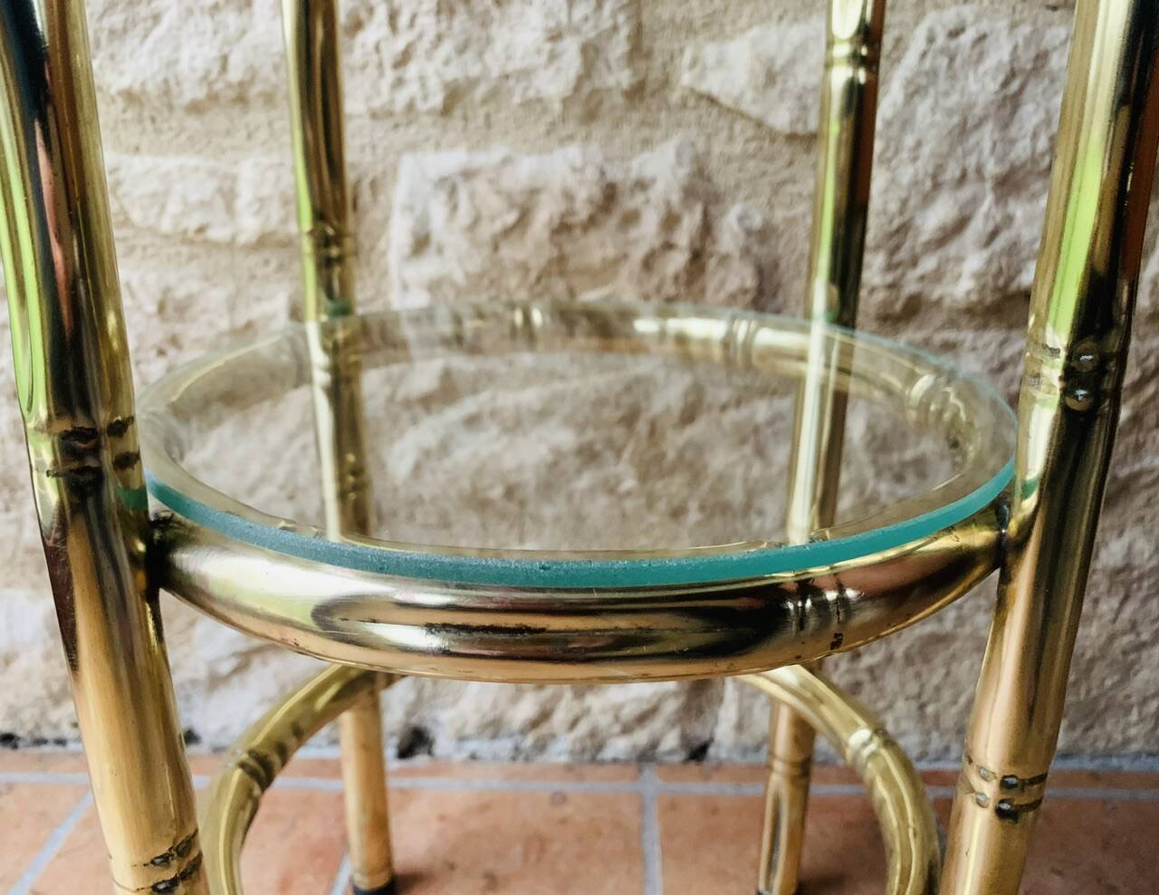 Vintage faux bamboo pedestal table in brass with 2 glass shelves