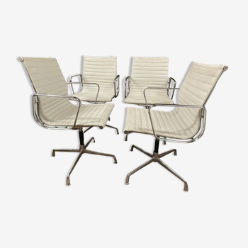 Suite de 4 fauteuils en cuir blanc Ray et Charles Eames