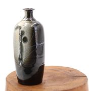 Vase bouteille noir signé en céramique, décor abstrait