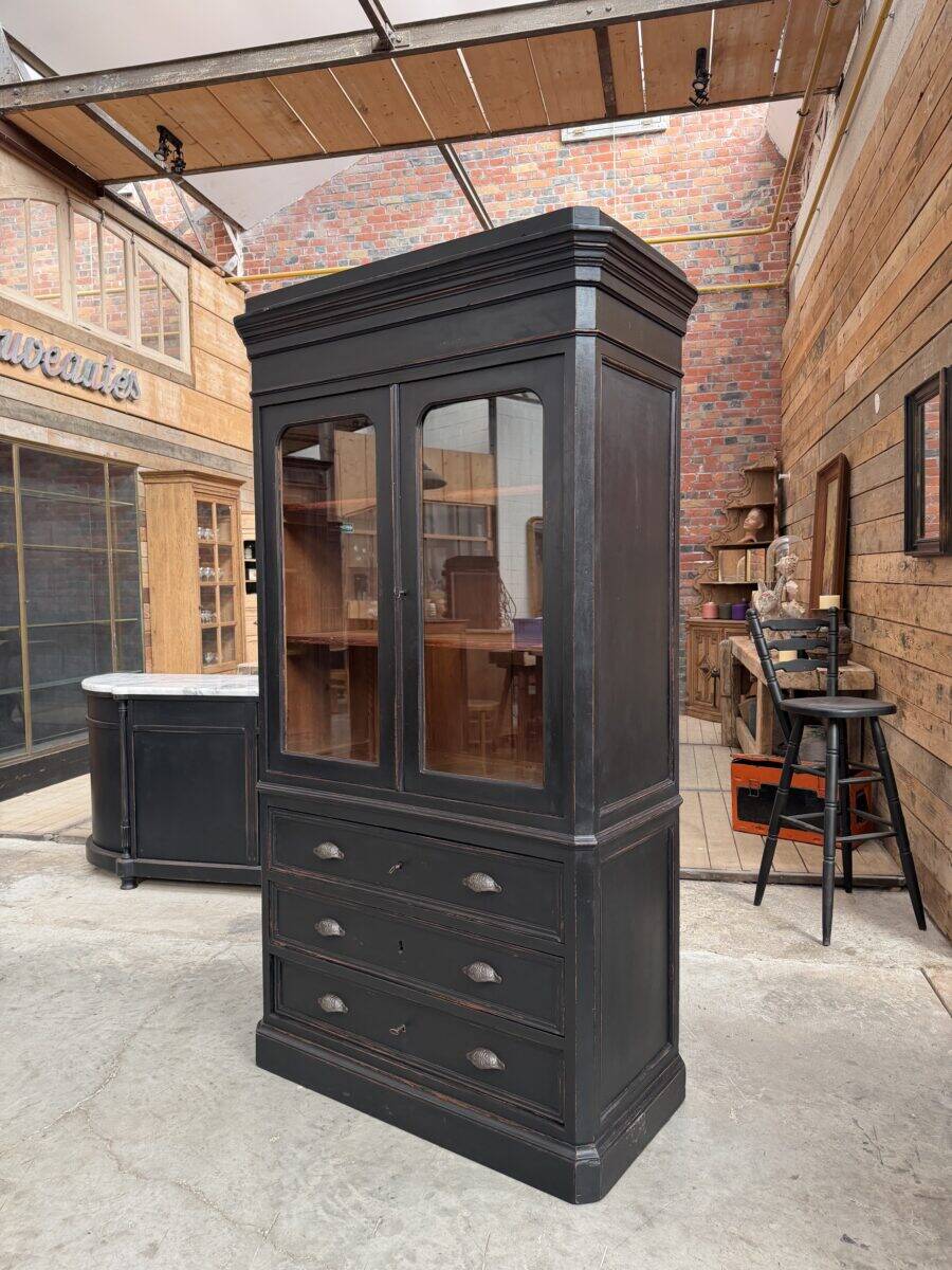 Display cabinet from the late 19th century.