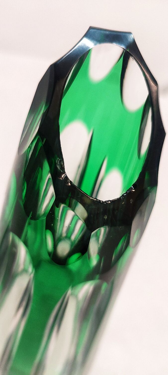 Vase en verre sculpté de Bohême. République tchèque, années 1980.