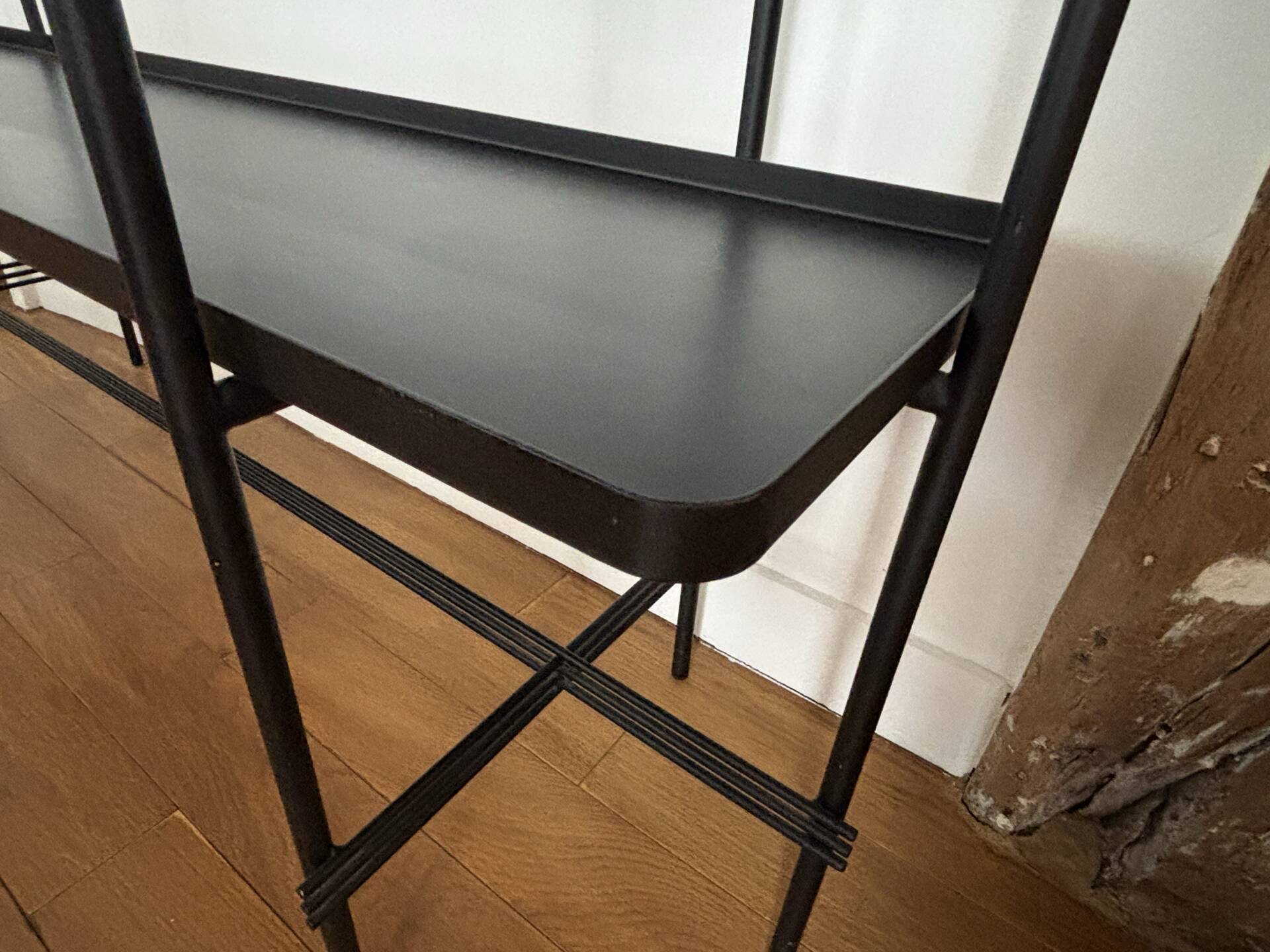 GUBI Console en marbre noir et blanc