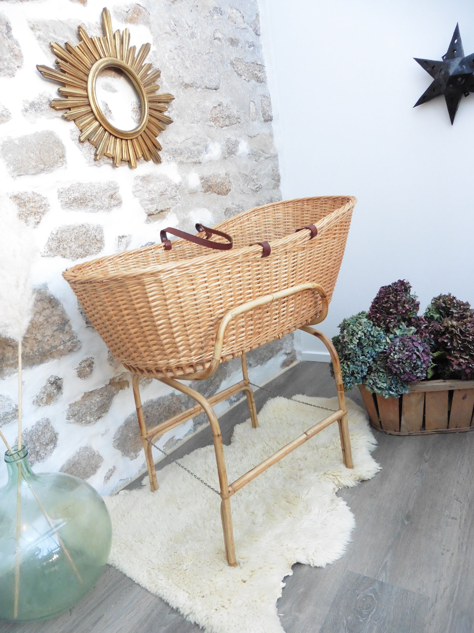 Basket Wicker on support