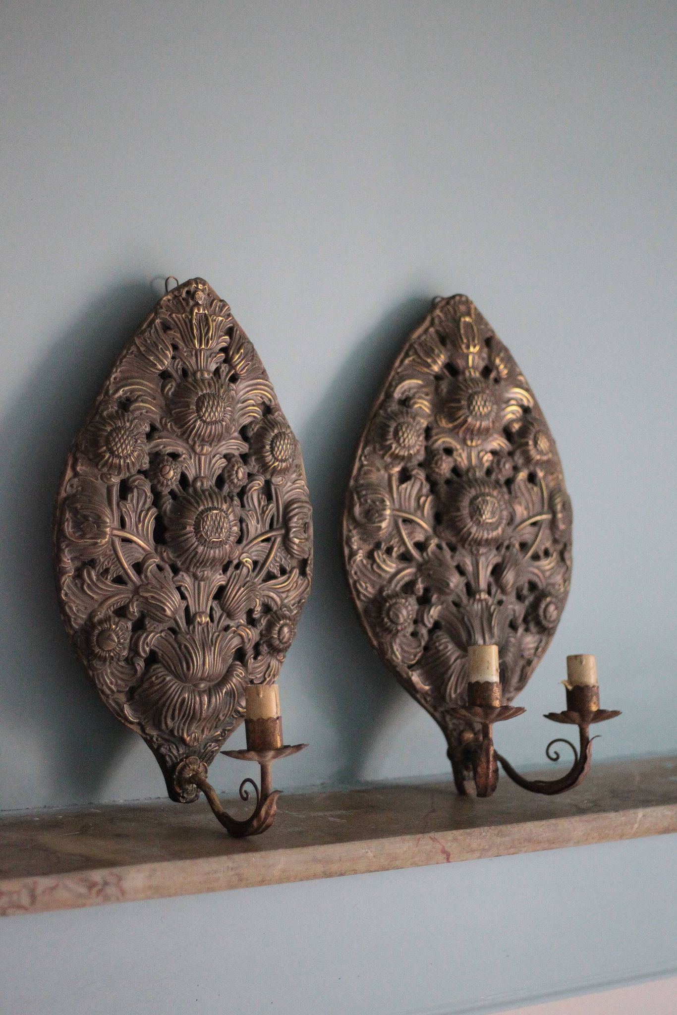 Paire d'appliques laiton repoussé motifs florales, lampe murale, applique