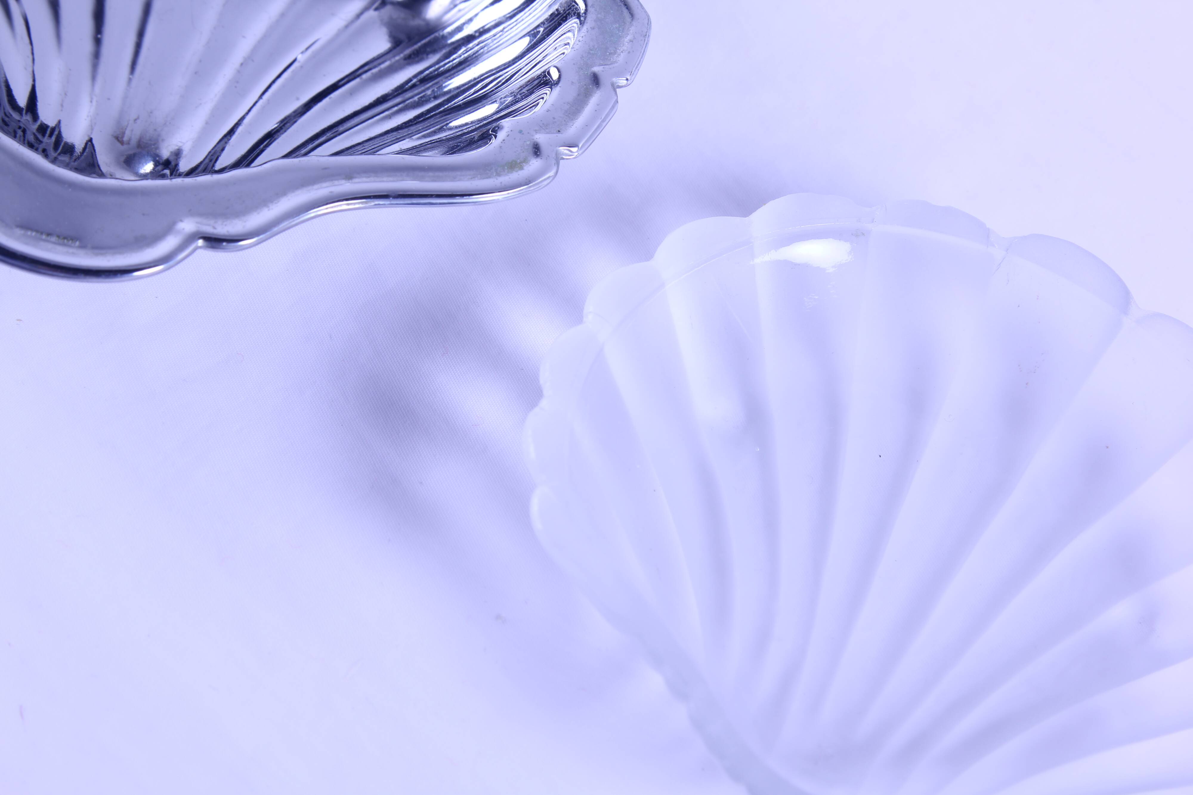 Shell-shaped dish / antique butter dish