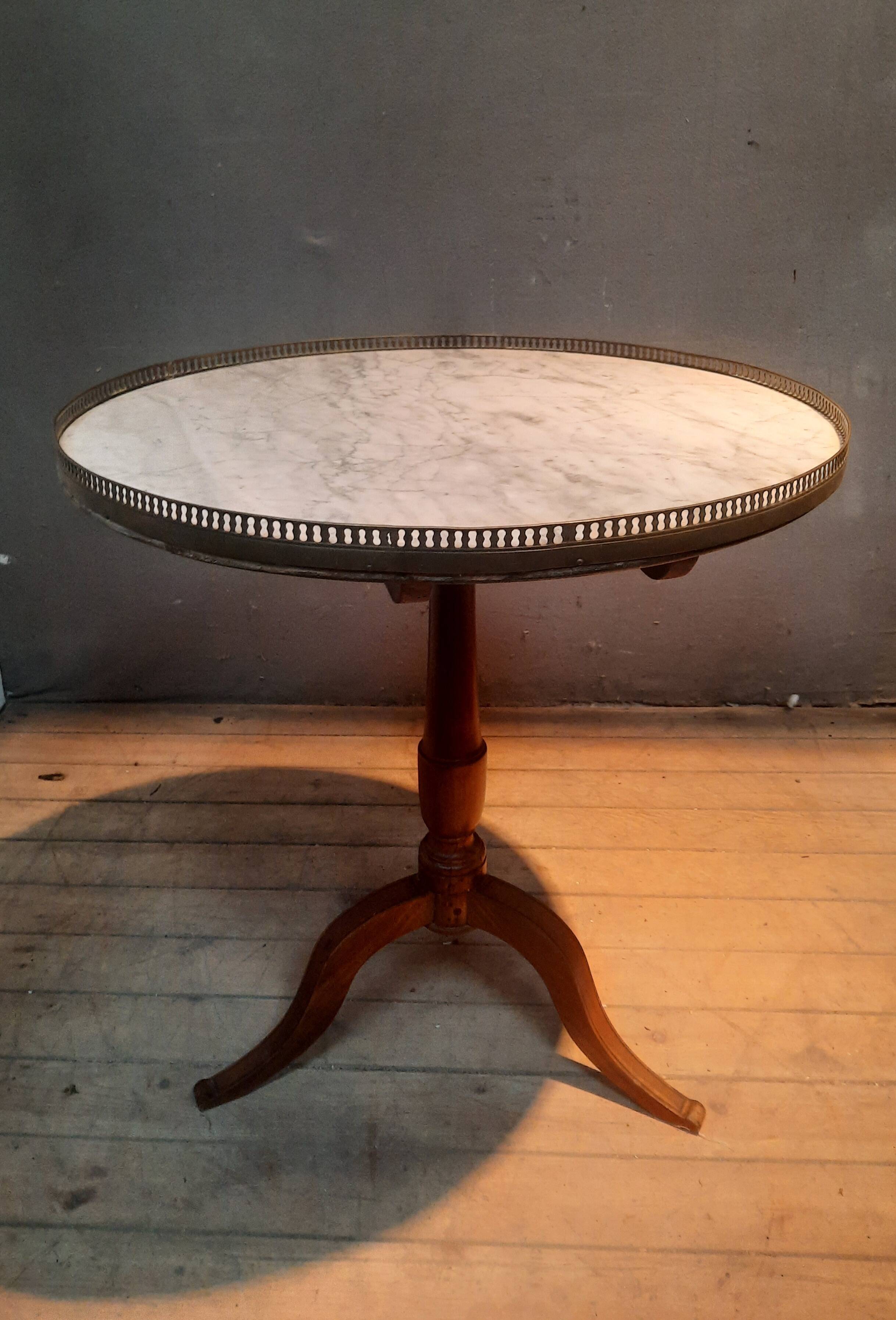 Gueridon circulaire dessu marbre blanc