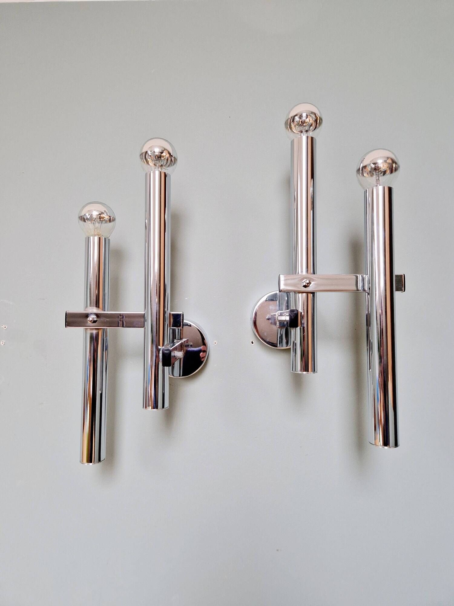 Pair of chromed metal wall lights, design Gaetano Sciolari, 1970s