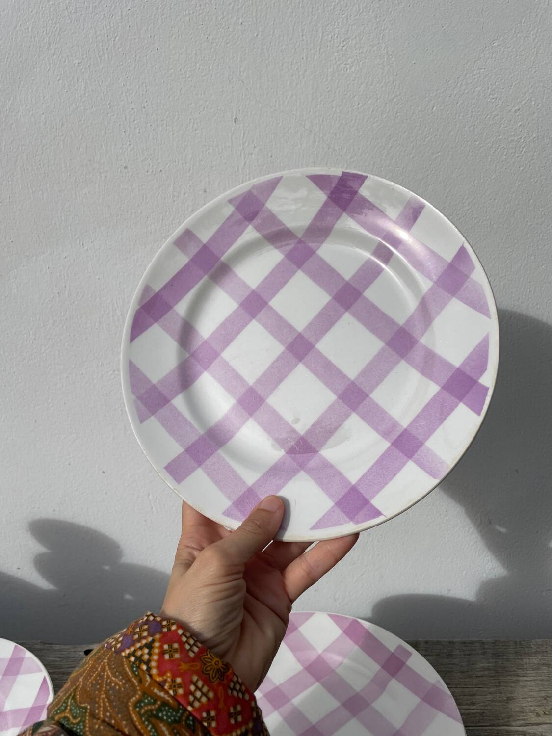 4 dinner plates, pink tablecloth, Moulin des Loups