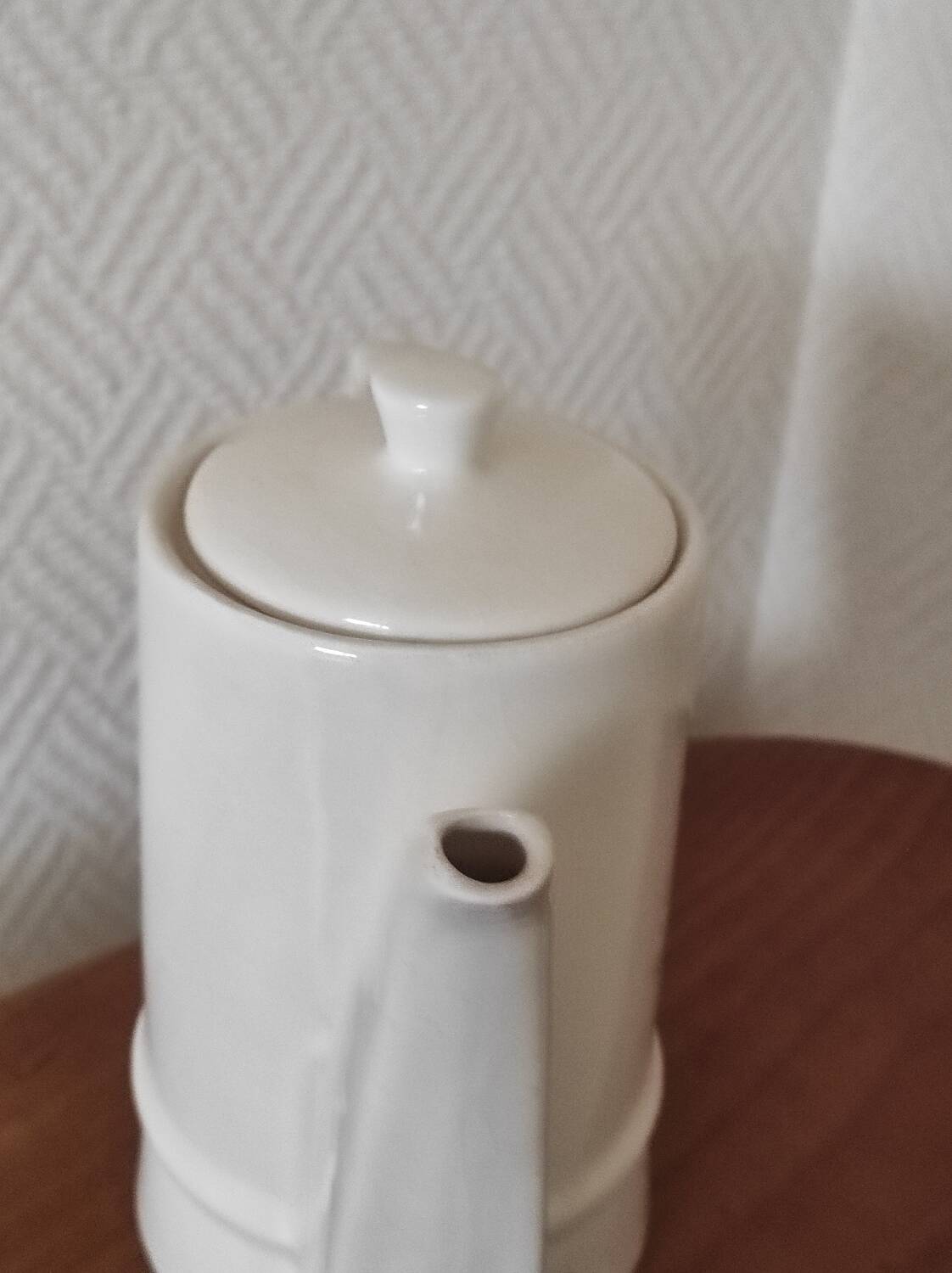 Small coffee maker with floral decoration