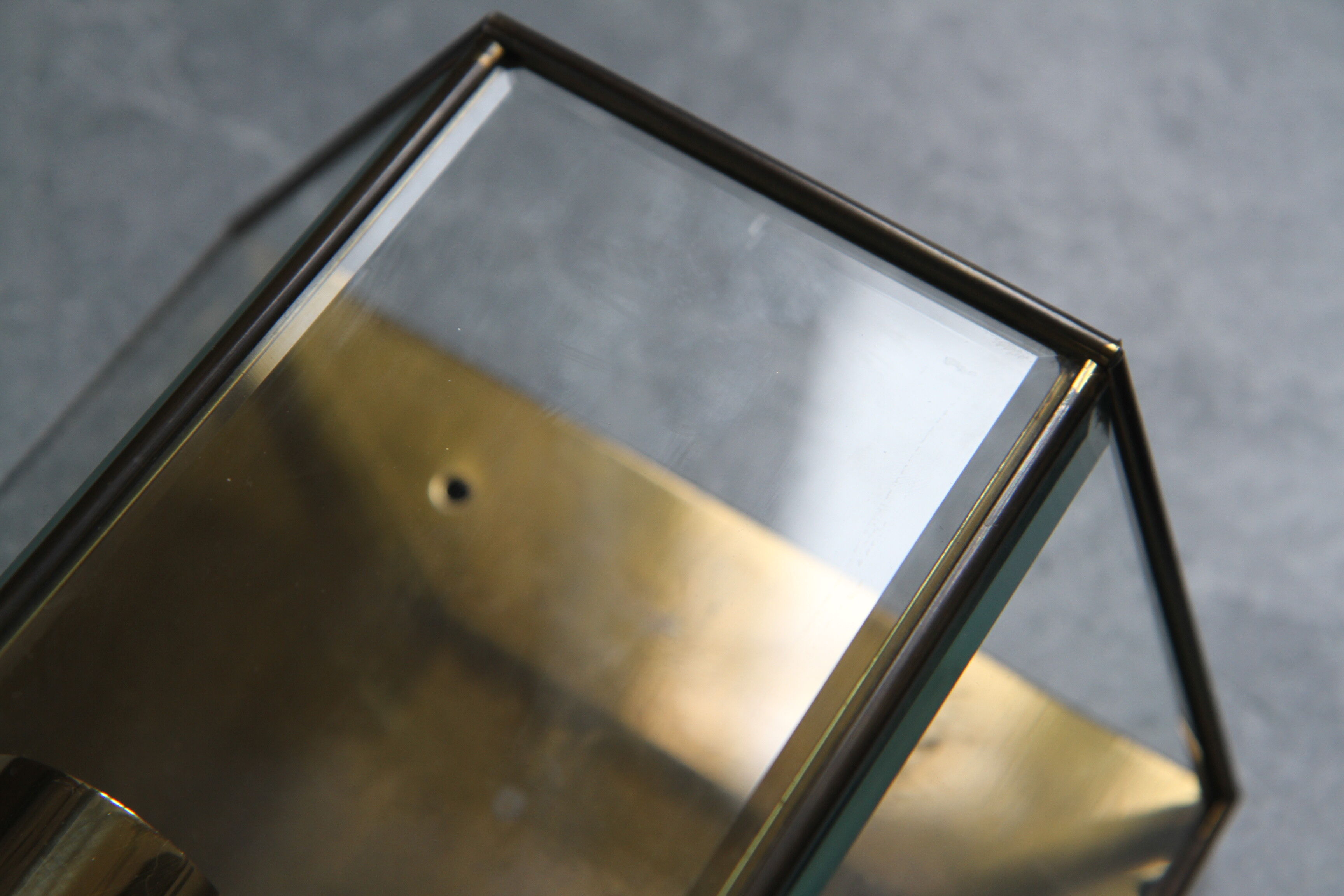 Wall sconce in brass and glass