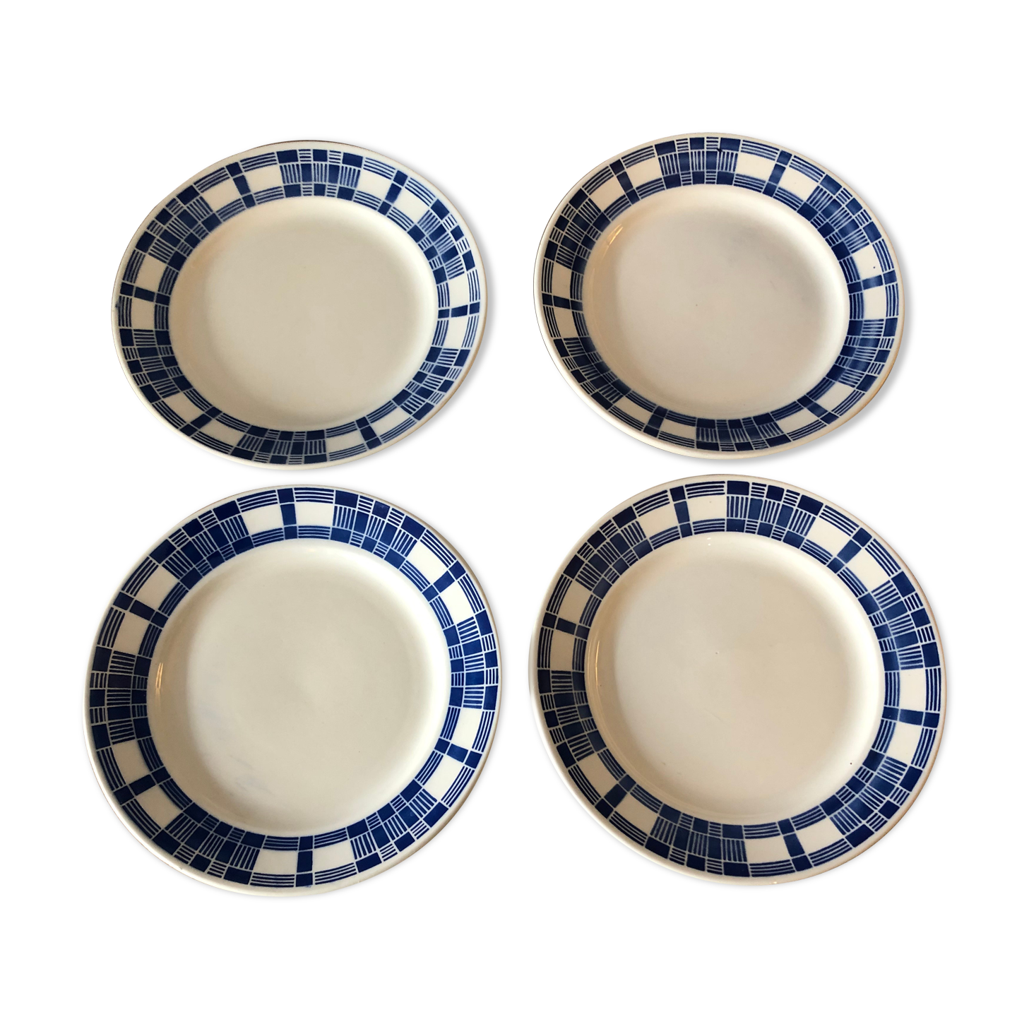 4 flat plates made of ancient earthenware