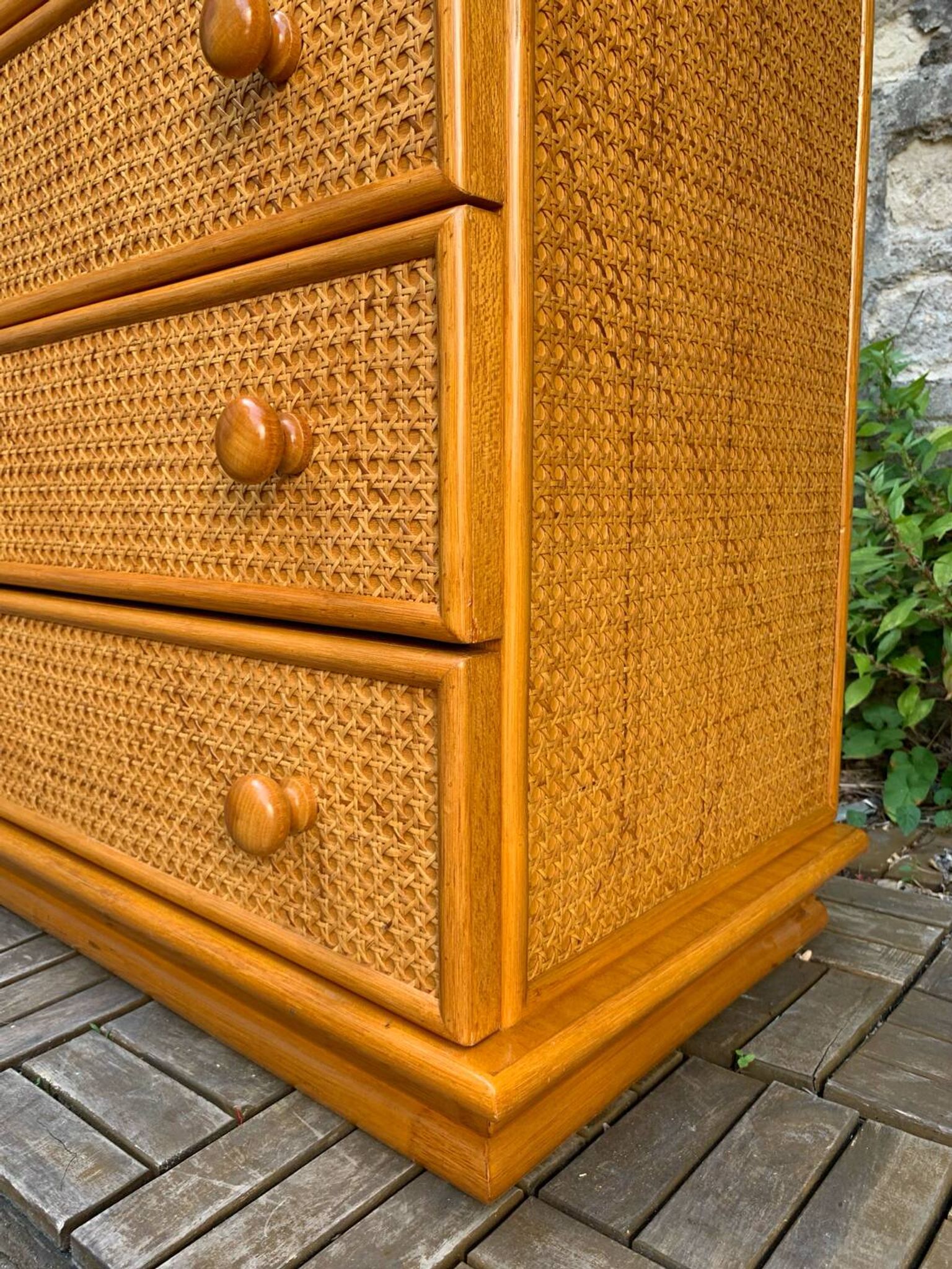 Dresser and its bedside table in rattan caning and vintage oak from the 1970s.