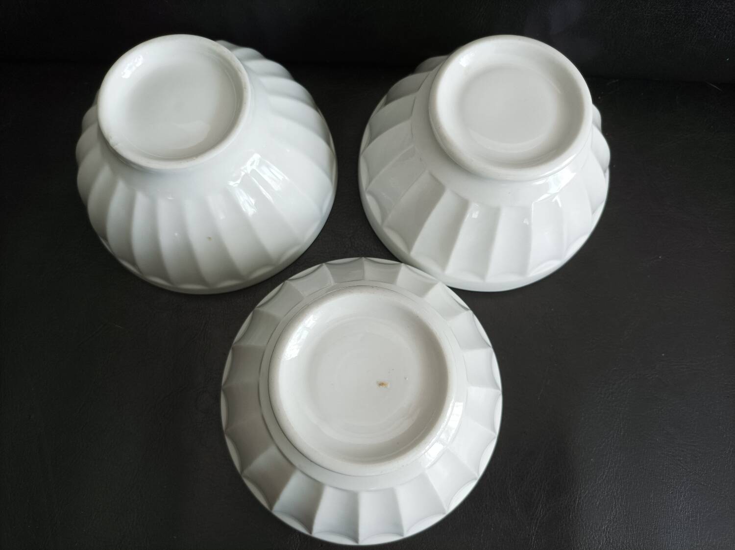 Set of 3 white ribbed bowls