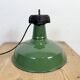 Lampe à suspension industrielle en émail vert, années 1960