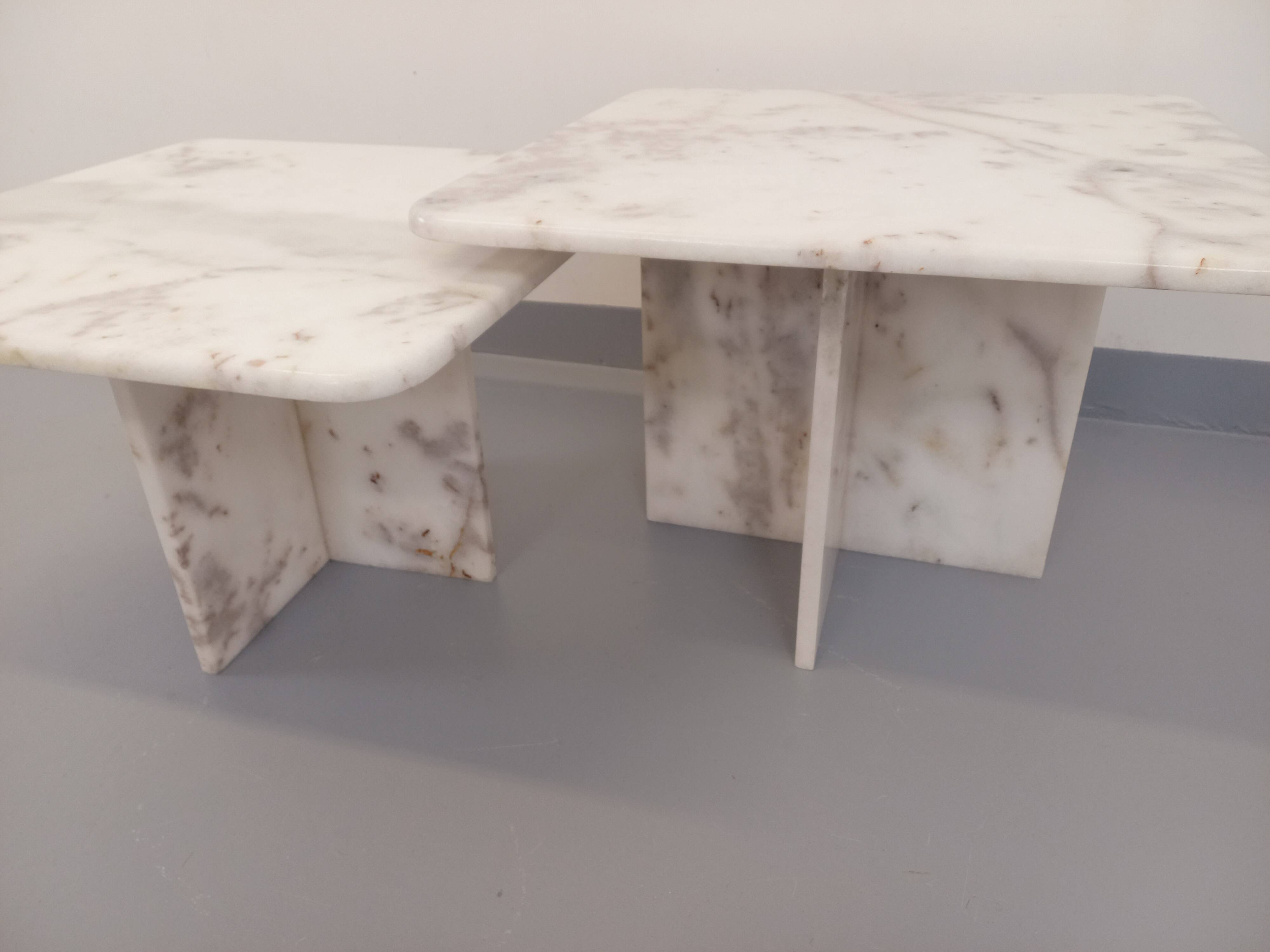 Pair of vintage nesting coffee tables in white marble from the 1970s.
