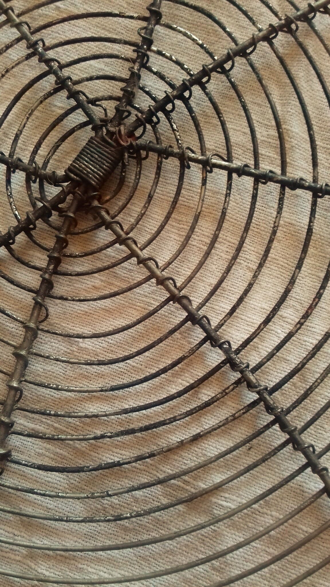 Round flat pie rack vintage wire