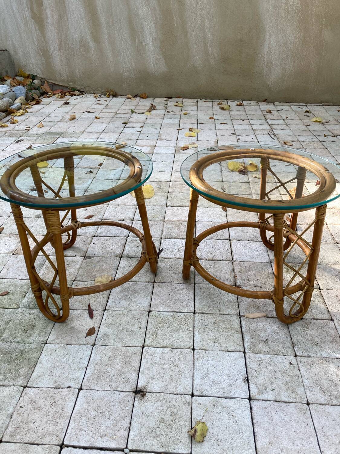 Pair of round coffee tables in vintage rattan and glass from the 1960s