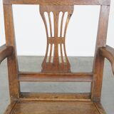 Fauteuil ancien en chêne anglais du XVIIIe siècle avec accoudoirs et ornement