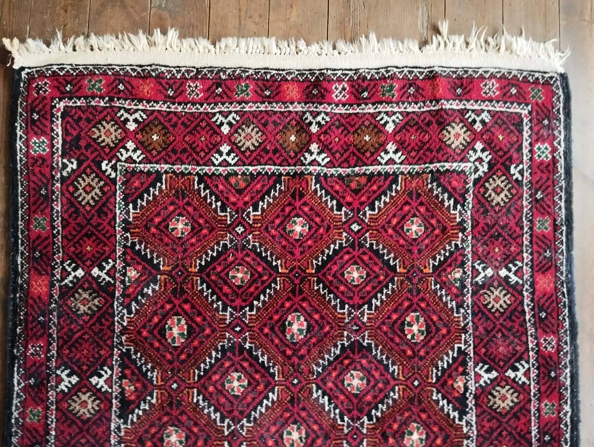 Handmade Belouch Persian rug 184x108cm