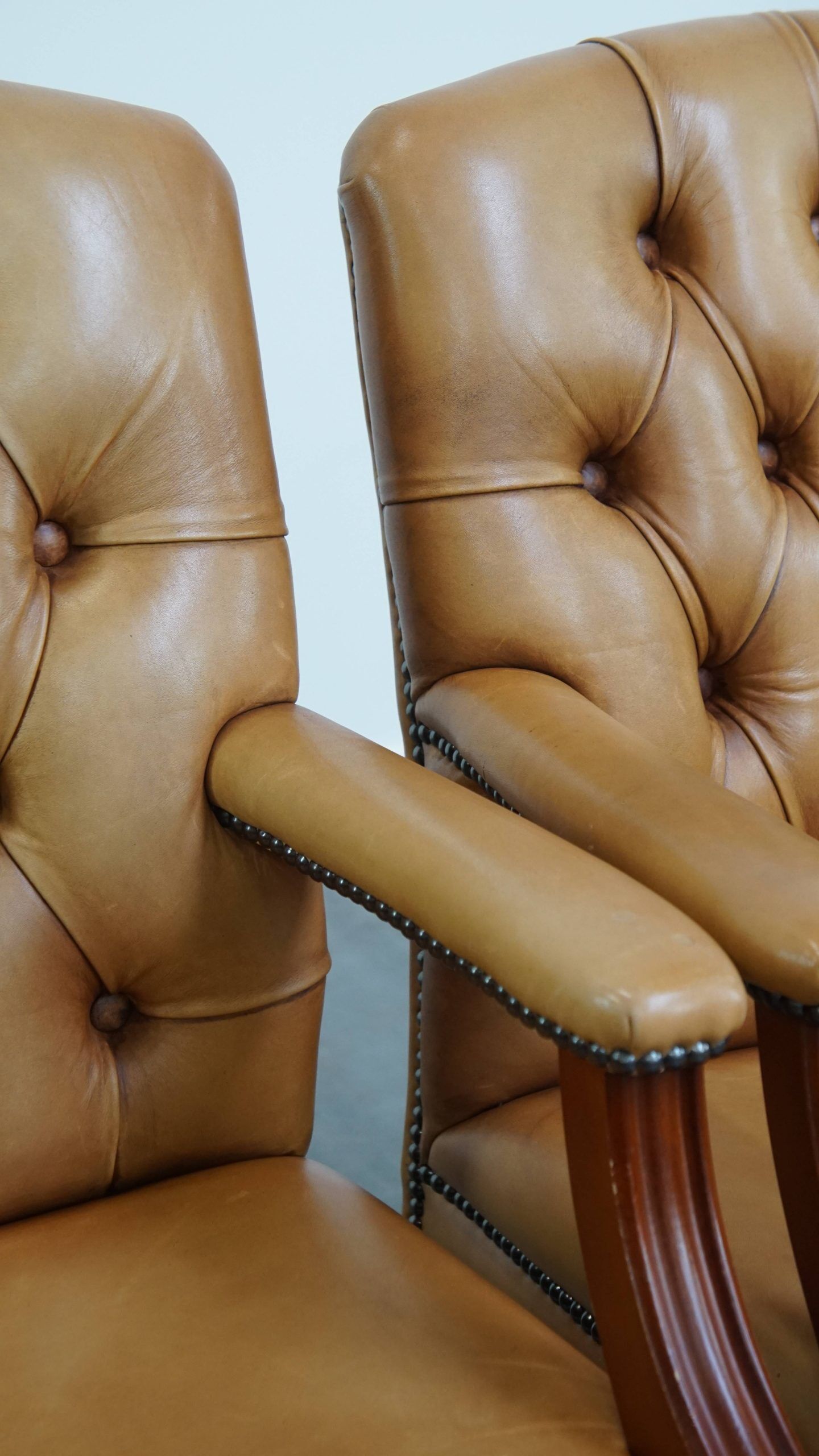Set of 4 cowhide leather Chesterfield dining chairs in light cognac colour