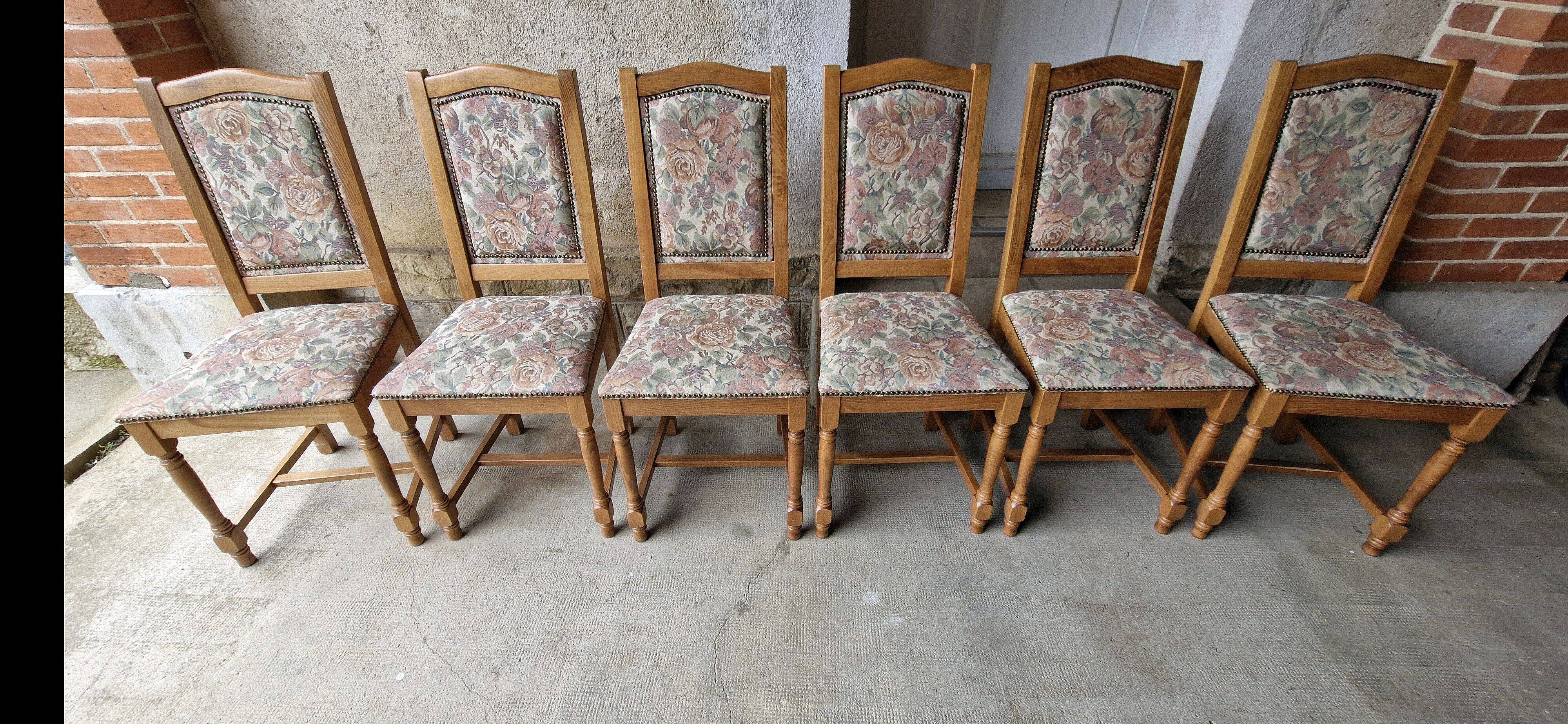 6 chaises de style en chêne massif et tissus