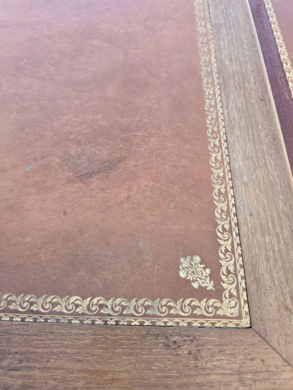 Grand bureau Louis XVI en bois – Plateau cuir