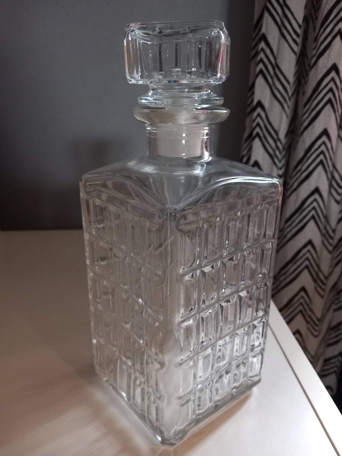 Whiskey decanter and 6 assorted glasses