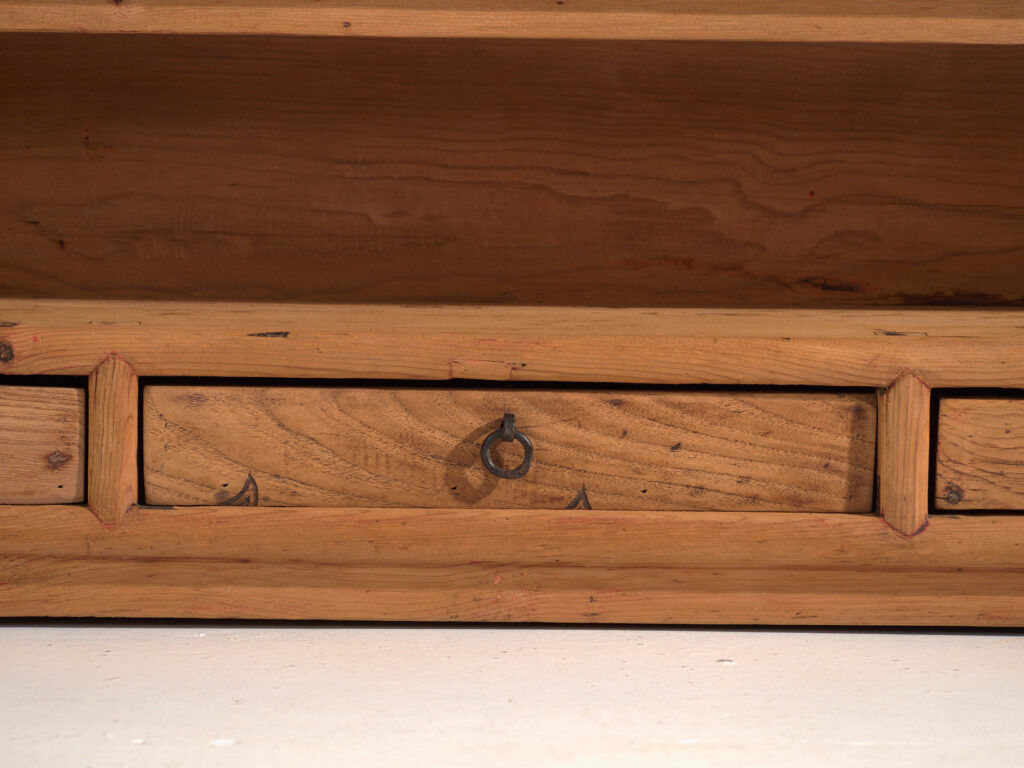 Meuble bas ancien en bois massif – Console basse chinoise du Gansu avec tiroirs – circa 1880–1920