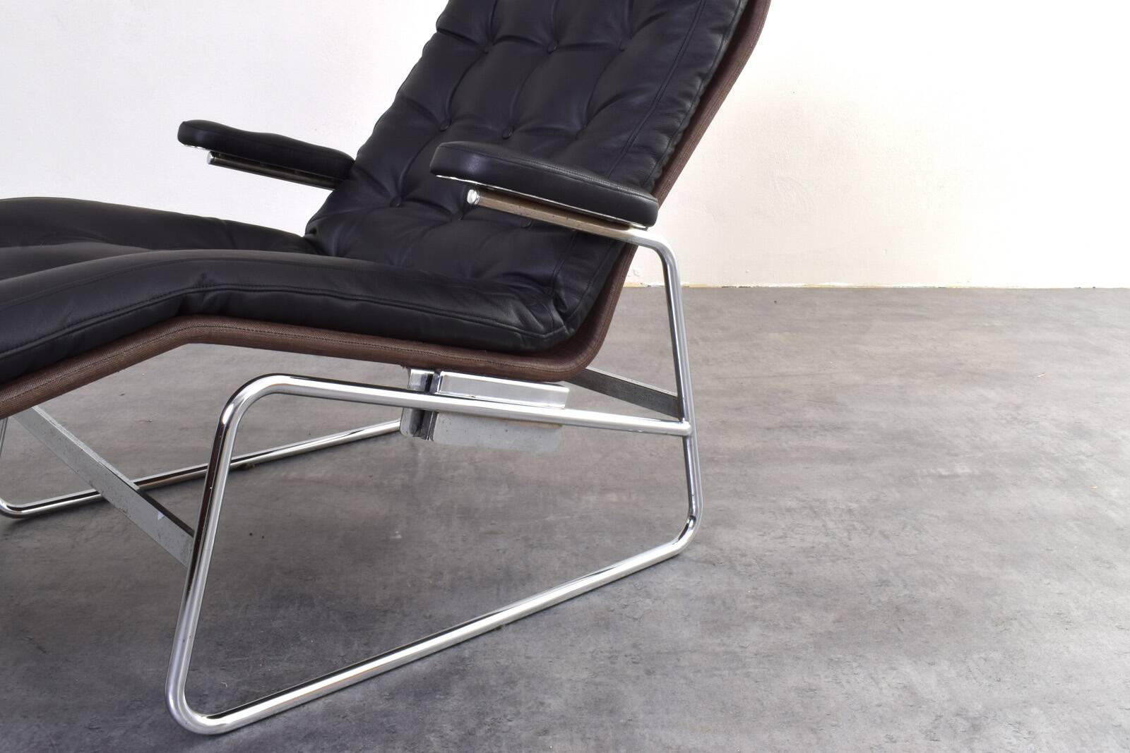 Bauhaus Leather and Chrome Model Fenix Chaise Longue by Sam Larsson for Dux