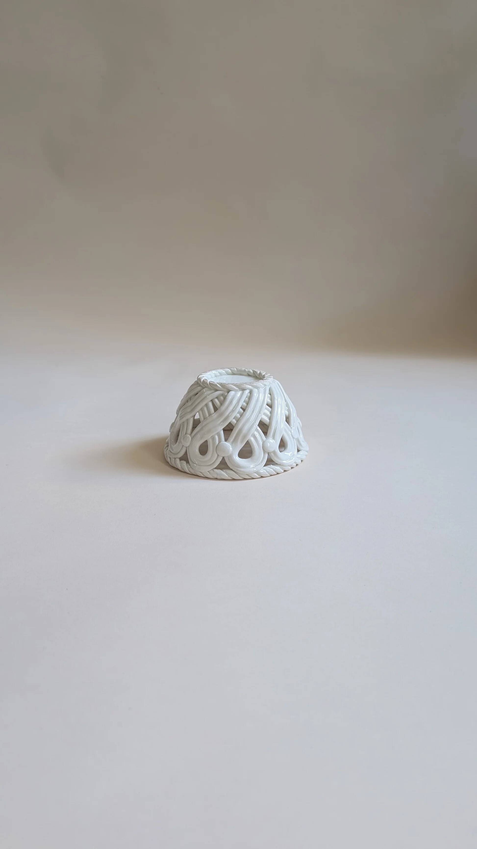 Woven ceramic pocket emptier – Spain