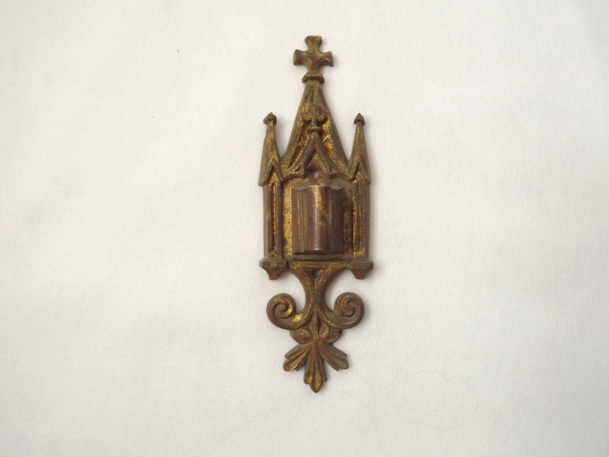 Ensemble élégant de trois appliques murales en bronze doré de style gothique français.